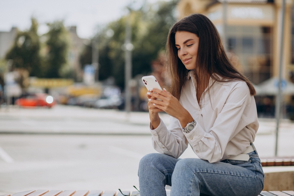 Persona programando una cita médica en EsSalud desde su celular